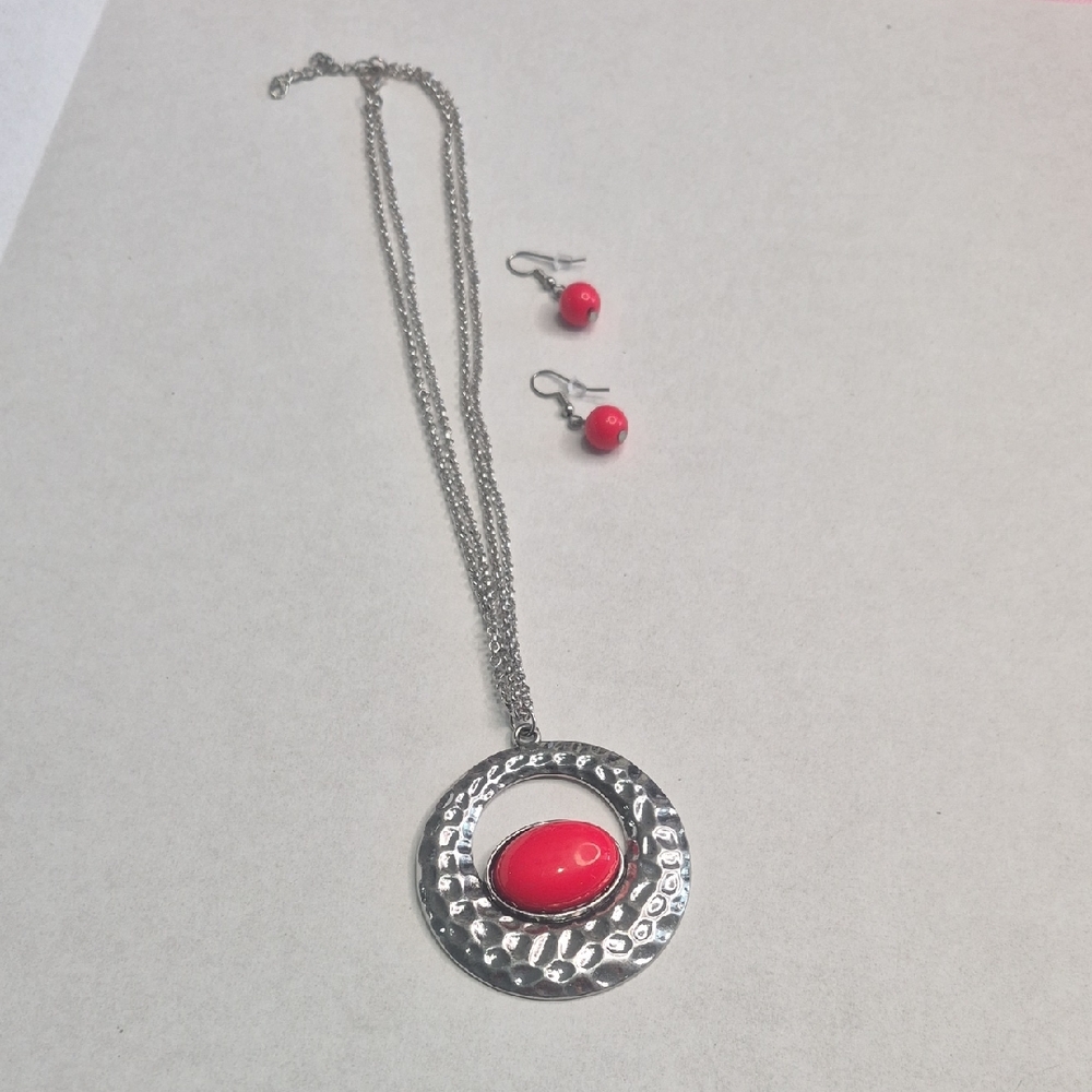 Elegant Silver-tone Hammered Pendant Necklace w/ Coral Pink Oval Stone